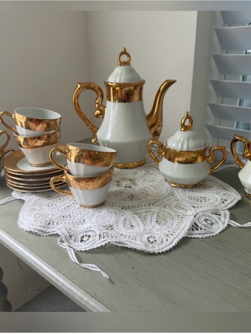 KPM White Gold Trim Tea Set 6
Cups/Saucers, Teapot, Creamer & Sugar Bowl
